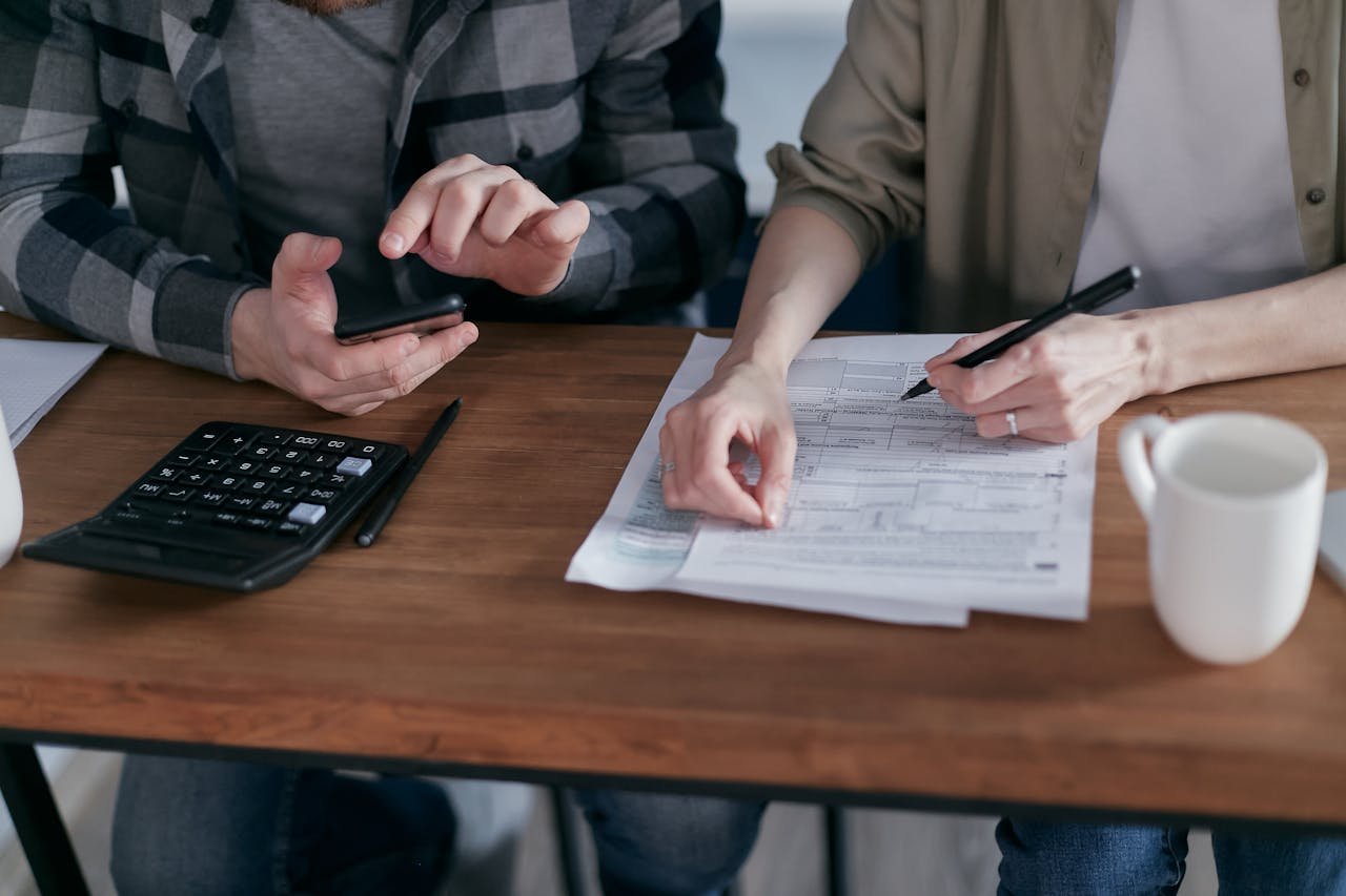 Asesor atendiendo a un cliente con sus documentos de impuestos